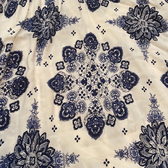 Forever21 Blue and White Abstract Print Open/Cold Shoulder Flowy Keyhole Dress - Picture 4 of 11